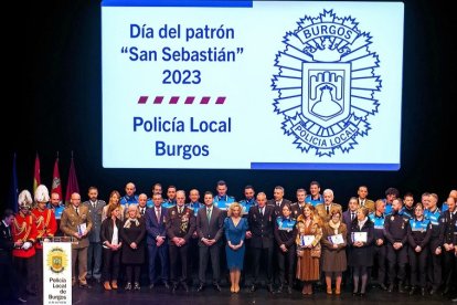 Foto de familia de la fiesta de la Policía Local de Burgos. TOMÁS ALONSO