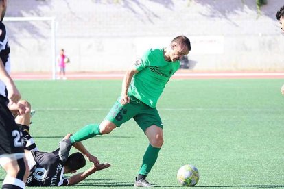 Borja Sánchez fue expulsado por esta acción sobre un jugador del Haro. El centrocampista dejó a su equipo en inferioridad numérica durante 60 minutos-Burgos CF