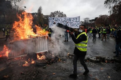 Protestas de los chalecos amarillos por las calles de París.-