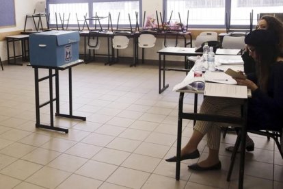 Miembros de una mesa electoral esperan la llegada de votantes en un colegio del este de Jerusalén.-MAHMOUD ILLEAN (AP)