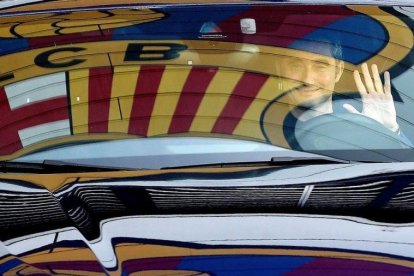 Valverde saliendo este lunes de la ciudad deportiva del Barça tras reunirse con Bartomeu.-EFE / ALEJANDRO GARCÍA