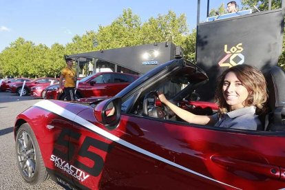 El legendario biplaza Mazda Mx-5 estrella en el Skyactiv Tour, ayer en el parking exterior frente al centro comercial Camino de la Plata.-RAÚL OCHOA