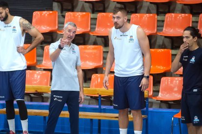 Paco Olmos junto al MVP del último encuentro, Rasid Mahalbasic, en el entrenamiento. TOMÁS ALONSO