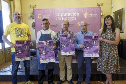 Diego Serrano, Nacho Rojo, Ramiro Ibáñez, David Segura y Virginia Fuente, durante la presentación del Demanda Folk. SANTI OTERO