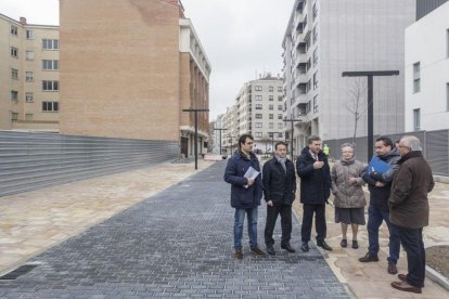 Responsables municipales y de la congregación visitaron la nueva calle.-ISRAEL L. MURILLO