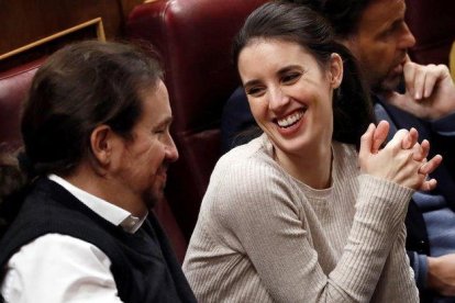 Pablo Iglesias e Irene Montero (Unidas Podemos) en la segunda jornada del debate de investidura de Pedro Sánchez.-MARISCAL / EFE