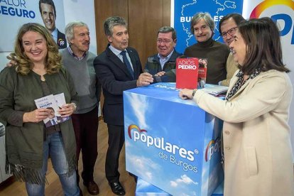 En el centro, Cosidó junto al presidente del PP,César Rico, y candidatos al Congreso y alSenado.-SANTI OTERO