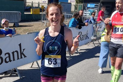 Laura Fernández celebra su triunfo en la prueba femenina. ECB