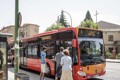 Varias personas se disponen a coger el autobús.-SANTI OTERO