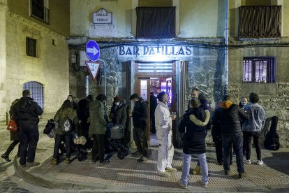 La tarde del jueves se animó el exterior del bar con el reencuentro de ‘patilleros’ de varias generaciones. SANTIOTERO