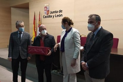 Paulino Asensio, del colegio Jesús María, recoge el premio. ECB