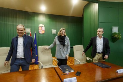 Diego Juez, de Acalerte, Isabel Blanco, consejera de Familia de la Junta, y Jorge Sainz, de Lares. SANTI OTERO