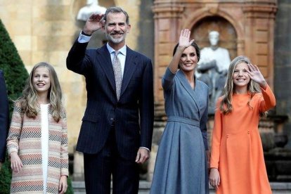 Felipe, Letizia, la princesa Leonor y la infanta Sofía, hoy a su llegada a Oviedo.-EFE / BALLESTEROS