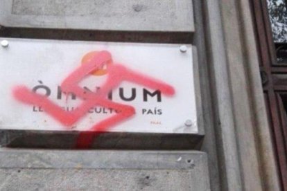 Esvásticas pintadas en la fachada de Òmnium Cultural.-TWITTER ÒMNIUM