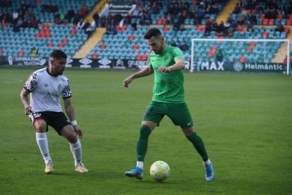 Rubén Lobato conduce el balón en un partido. BURGOS CF