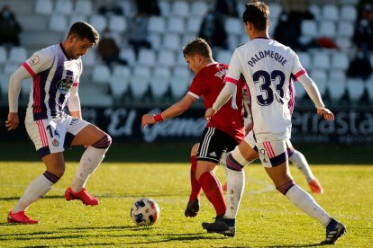 Juanma conduce el balón en el encuentro ante el Valladolid B. SANTI OTERO