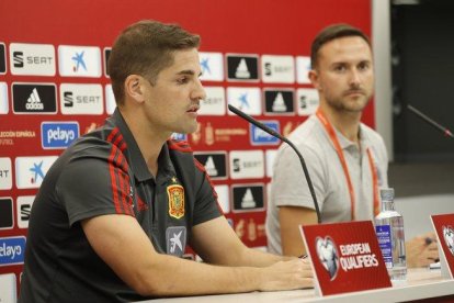 El seleccionador Robert Moreno (i) este viernes en rueda de prensa antes de jugar en Oslo ante Noruega.-EUROPA PRESS