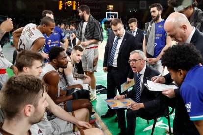 Paco Olmos da instrucciones a sus jugadores durante un tiempo muerto. ACB PHOTO / F. RUSO
