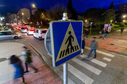 Paso de peatones a la altura del número 35 de la calle Santiago, en Gamonal. TOMÁS ALONSO