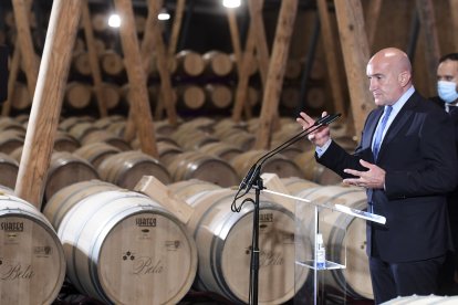 Jesús Julio Carnero en una visita a una bodega de Ribera del Duero. L.V.L