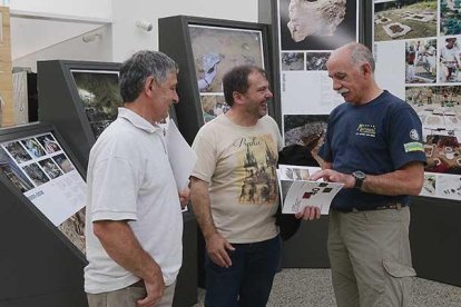 Miembros del equipo de Atapuerca y de Edelweiss, durante la presentación de la exposición.-RAÚL G. OCHOA