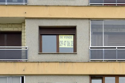 Imagen de un piso de la capital burgalesa con un cartel de venta.-ISRAEL L. MURILLO