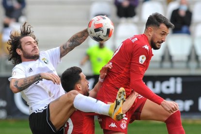 Miki Muñoz salta con dos rivales. SANTI OTERO