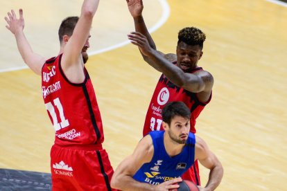 Fitipaldo sale del dos contra uno protagonizado por Radovic y Ennis, ayer. ACB PHOTO
