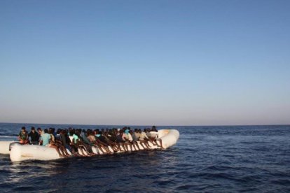 Un centenar de inmigrantes apiñados en una lancha neumática en las costas de Libia, este miércoles.-JAVIER TRIANA