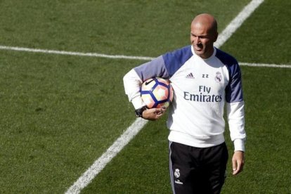 Zidane, durante un entrenamiento del Madrid en Valdebebas-EFE / JUAN CARLOS HIDALGO