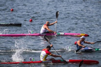El piragüista español Saúl Craviotto (abajo), durante la semifinal del K1 200 metros.-EFE / FERNANDO BIZERRA JR