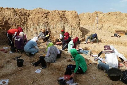 Miembros del equipo de Ain Hanech excavando en Ain Boucherit.-CENIEH