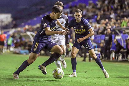 Barbosa conduce el balón. UCAM MURCIA