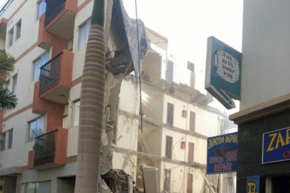 Derrumbe de un edificio en Los Cristianos, Tenerife.-EFE / NICOLÁS DORTA