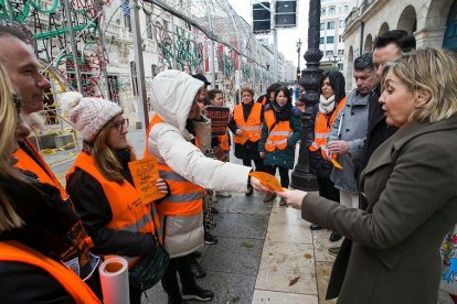 Trabajadoras sociales en huelga con Daniel de la Rosa, Vicente Marañón y Sonia Rodríguez. TOMÁS ALONSO