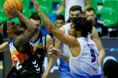 McFadden lanza a canasta en el partido europeo ante el Igokea. SANTI OTERO