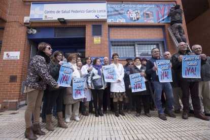 La plataforma vecinal colocó ayer una pancarta reivindicativa en la fachada del ambulatorio García Lorca.-RAÚL OCHOA