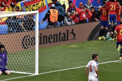 Cech, abatido tras el gol de Piqué, mientras Iniesta corre para abrazarse a sus compañeros en Toulouse.-AFP / PASCAL PAVANI