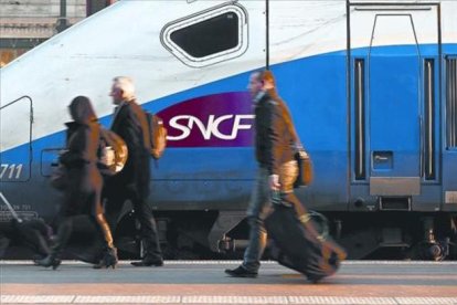 Unos pasajeros del TGV descienden de su tren en la estación parisina de Gare de Lyon, el pasado jueves.-EFE / YOAN VALART