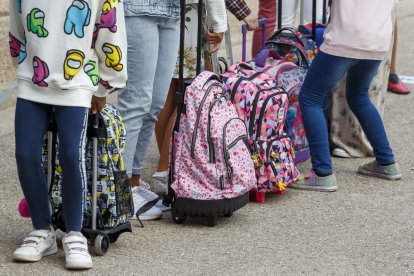 Alumnos y sus mochilas en la vuelta al cole. SANTI OTERO