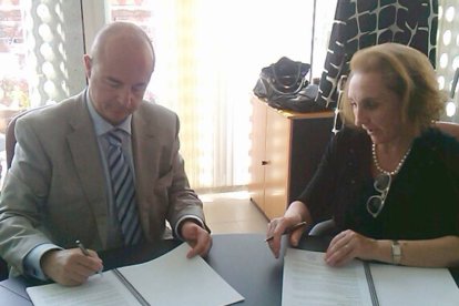 Raúl Martín y Celina Matías, durante la firma del convenio.-ecb