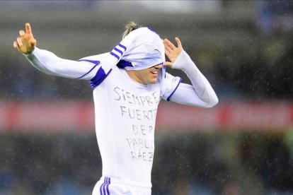 Juanmi se levanta la camiseta de la Real para mostrar el mensaje de homenaje a Pablo Ráez, este martes en Anoeta.-ANDER GILLENEA