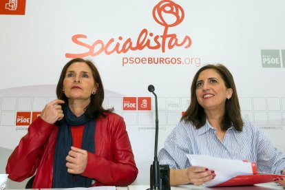 Esther Peña (derecha) junto a María Luz Martínez Seijo. TOMÁS ALONSO