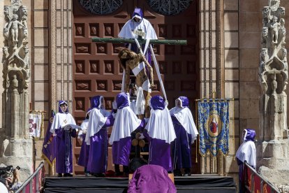 Momento en que los miembros de la Cofradía de las Siete Palabras, descienden la imagen de Jesús. SANTI OTERO