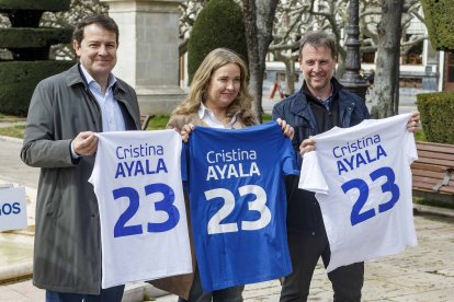 Alfonso Fernández Mañueco, Cristina Ayala y Borja Suárez en un acto de precampaña en El Espolón. SANTI OTERO