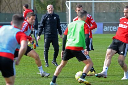 Julián Calero aprieta a sus jugadores en el entrenamiento. TOMÁS ALONSO