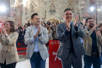 Pedro Sánchez, en Burgos, junto a Esther Peña, Daniel de la Rosa y Luis Tudanca. SANTI OTERO