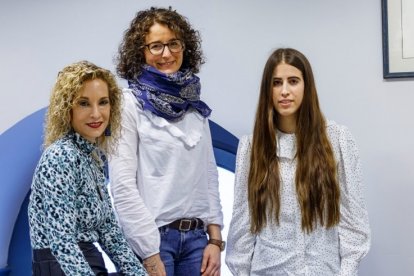 La concejala de Sanidad, Blanca Carpintero, con Elena Gallardo (Afaem) y Delia Blanco (Admobu). SANTI OTERO