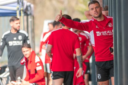 El defensa Borja González hace un gesto positivo a la cámara en el entreno de ayer en Castañares. BURGOS CF