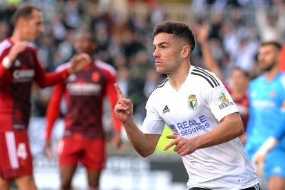 Curro Sánchez celebra un gol en El Plantío. TOMÁS ALONSO